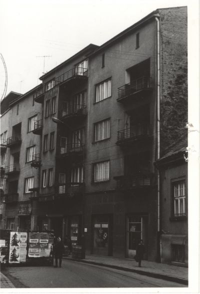 Kamienica w czasach PRL-u. Zdjęcie ukazuje zachowane jeszcze w czasie wykonania fotografii  oryginalne drewniane witryny, wymienione w latach p&oacute;źniejszych na nowe. Zdjęcie ze zbior&oacute;w Biura Miejskiego Konserwatora Zabytk&oacute;w UM Rzeszowa